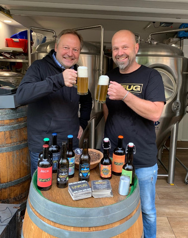 Christian Schäfer von der Laneburger Biermanufaktur zeigt Bürgermeister Dr. Frank Schmidt seine Brauerei